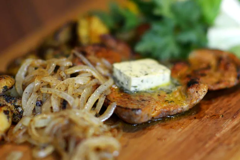 Steak mit Röstzwiebeln und Kräuterbutter