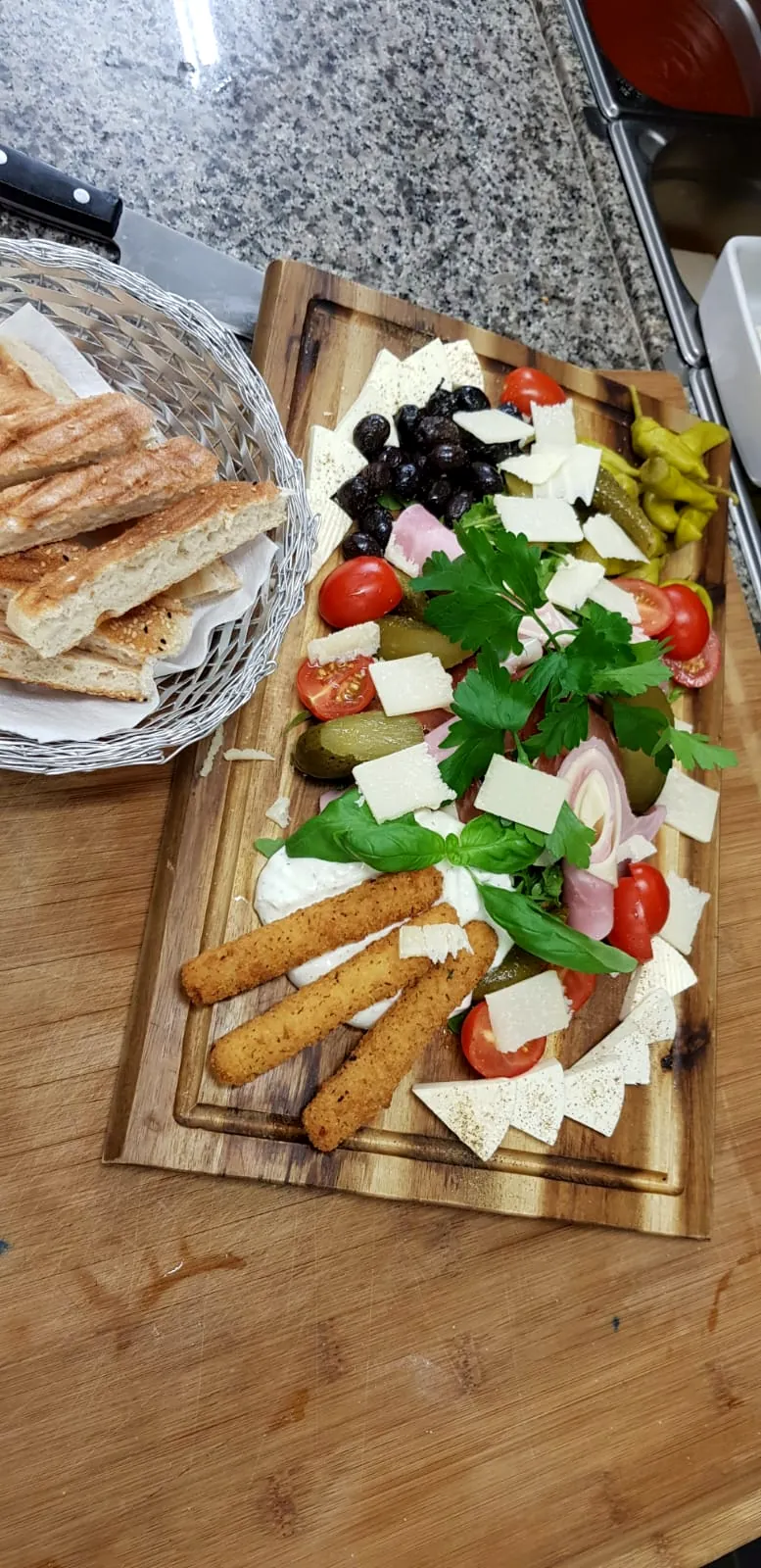 Vorspeisenplatte mit Schafskäse, Oliven und Mozzarella Sticks